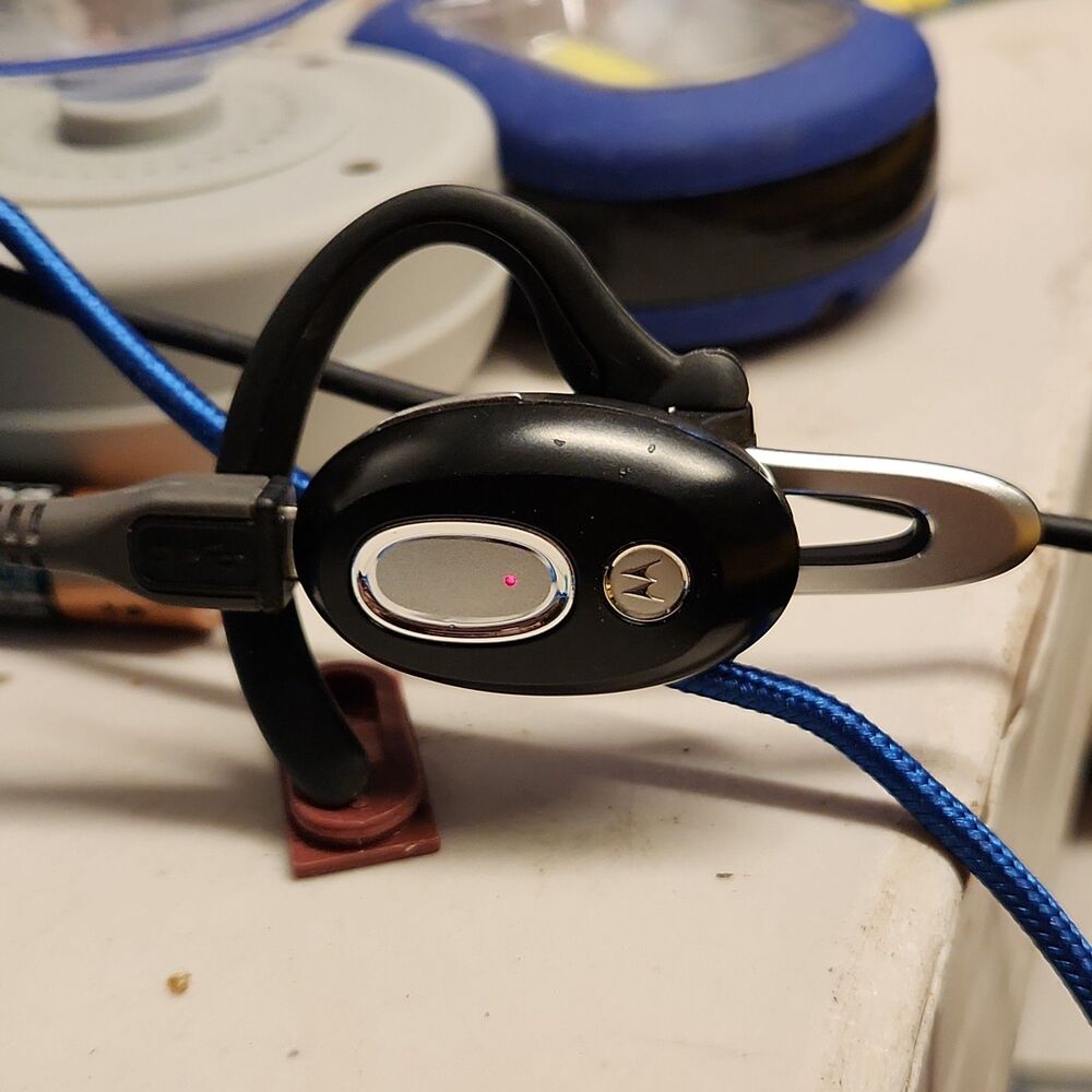 Motorola H720 Over Ear Bluetooth Wireless Headset Read